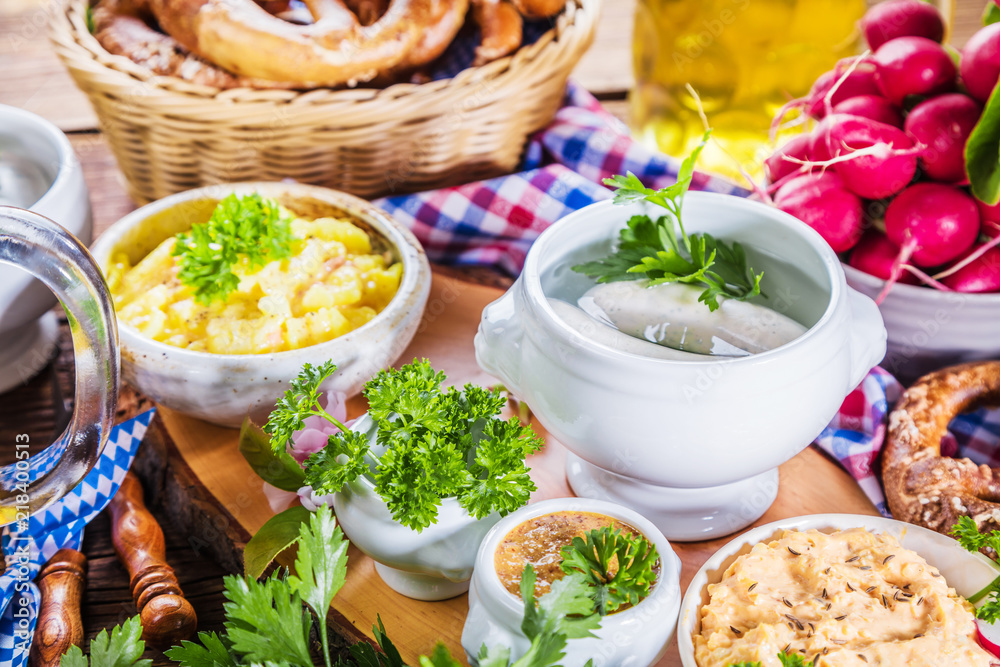 Oktoberfest ,bayerische Spezialitäten und Bier Oktoberfest ,bayerische Spezialitäten und Bier