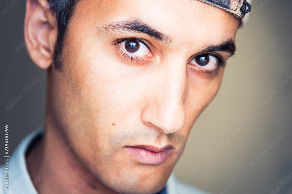 Obraz premium head shot of a man wearing a cap looking at the camera