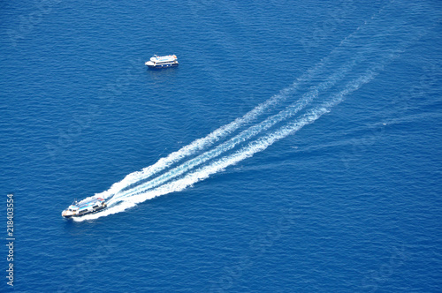 Santorini boats © Luciana Oluvres