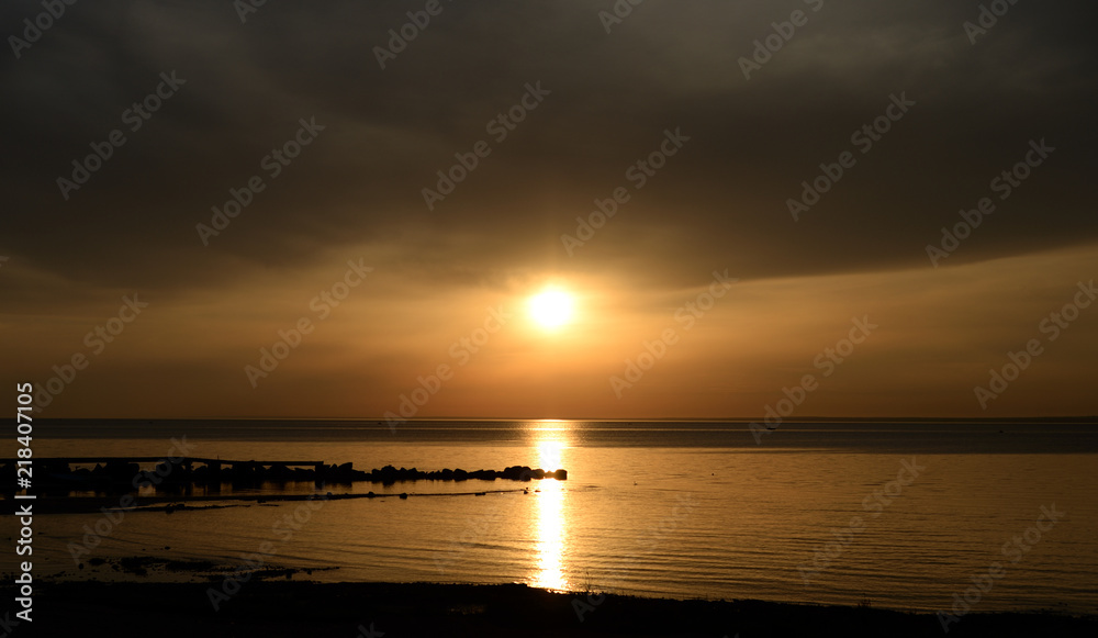 Fototapeta premium Cloud sunset over sea.