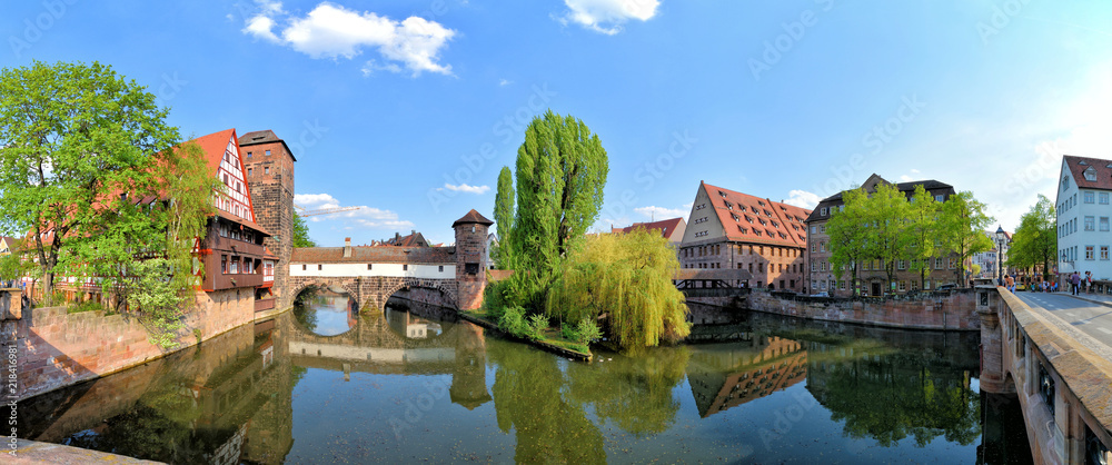 Obraz premium Historisches Nürnberg - Weinstadel mit Henkersteg und Unschlitthaus