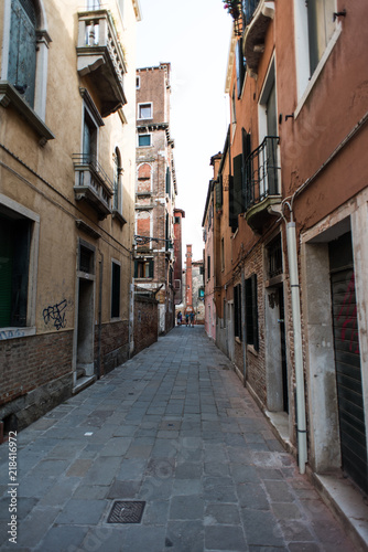 Fototapeta Naklejka Na Ścianę i Meble -  Narrow streets of Venice