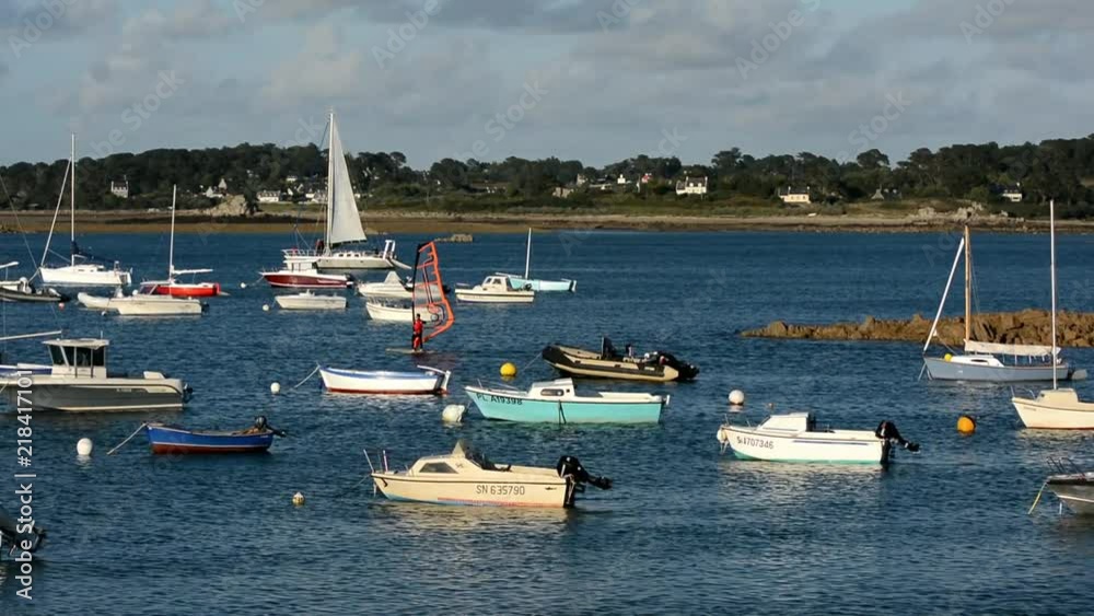 Un homme qui pratique la planche à voile en Bretagne