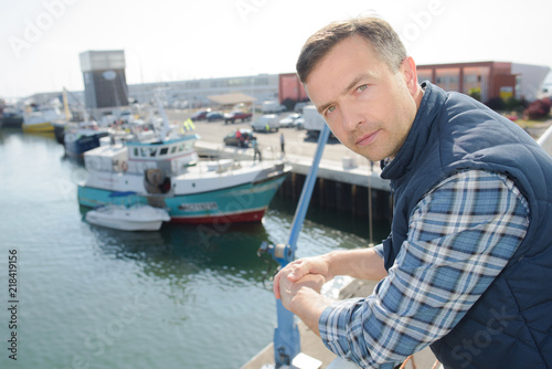 Slika na platnu Man on quayside