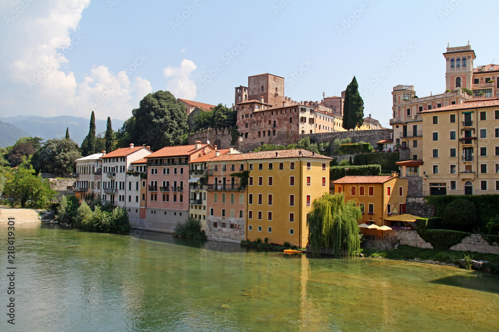Bassano del Grappa: case sul Brenta e castello degli Ezzelini dal Ponte degli Alpini