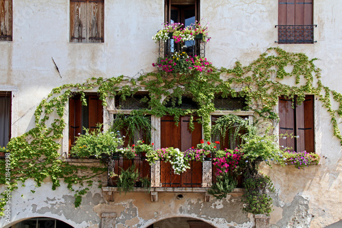 antica facciata con rampicante e fiori sulla Piazza degli Scacchi a Marostica