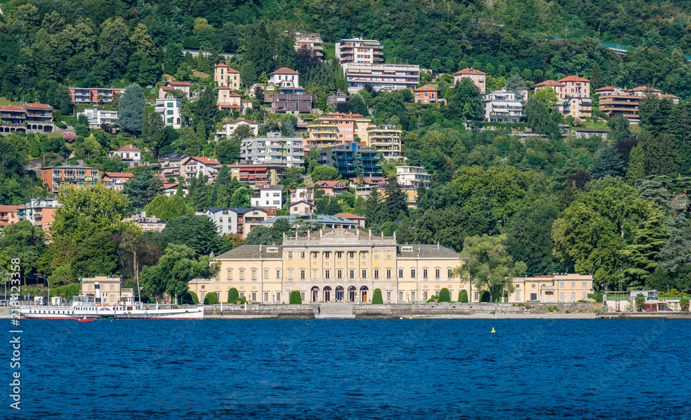 Naklejka premium Piękna Villa Olmo widziana z promu na jeziorze Como, Lombardia, Włochy.