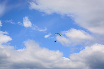 Fotobehang Luchtsport Paraglider zweeft door zomerse hemel  © Antiqva