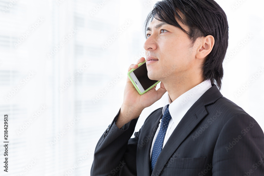 電話をするミドル男性　ビジネス