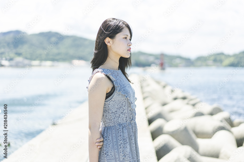 海辺の女性