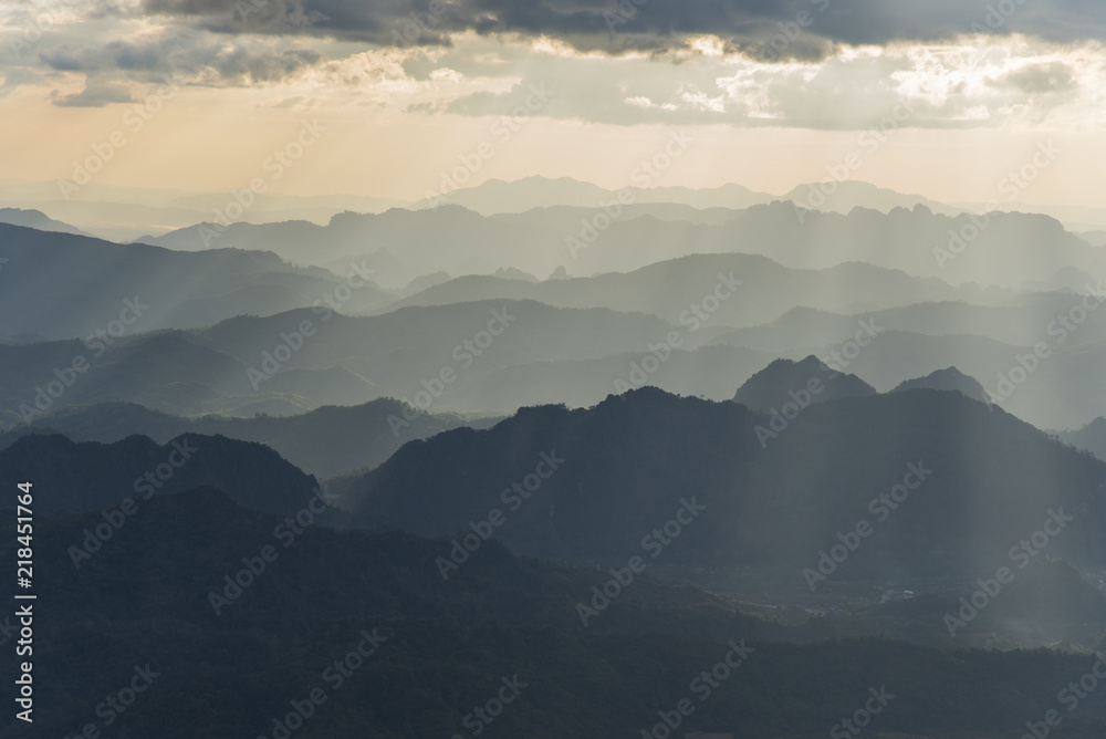 Obraz premium Beautiful view of Sunbeams and layer mountain