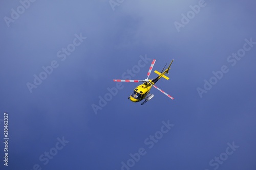 Elicottero giallo di soccorso in volo su un cielo di colore blue scuro. molto drammatico