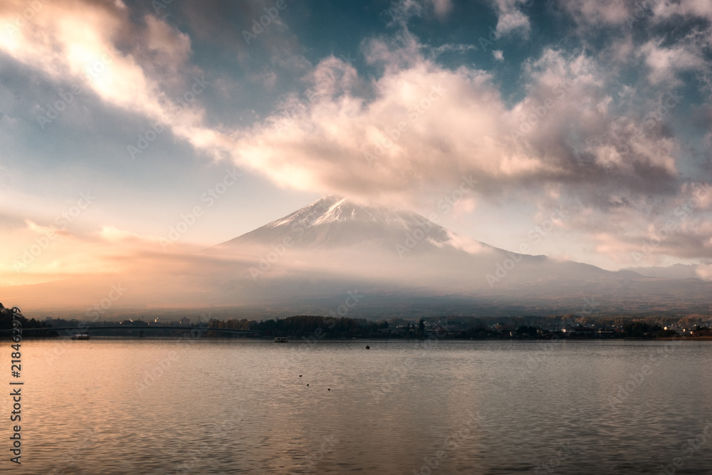 Fototapeta premium Mount Fuji with clouds covered in morning