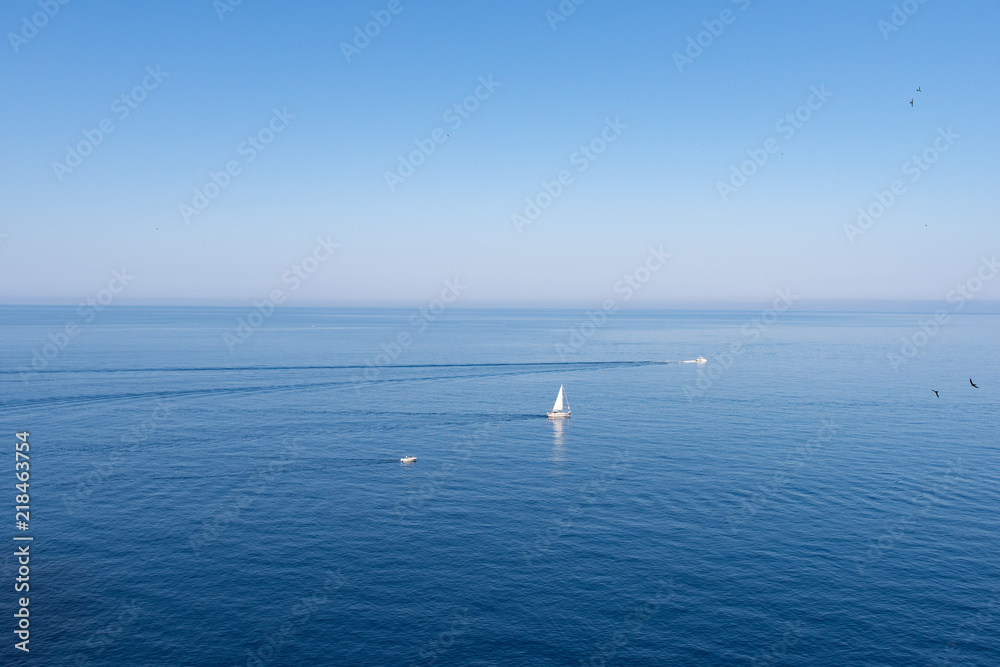 Segelboot auf dem Meer Segelboot auf dem Meer