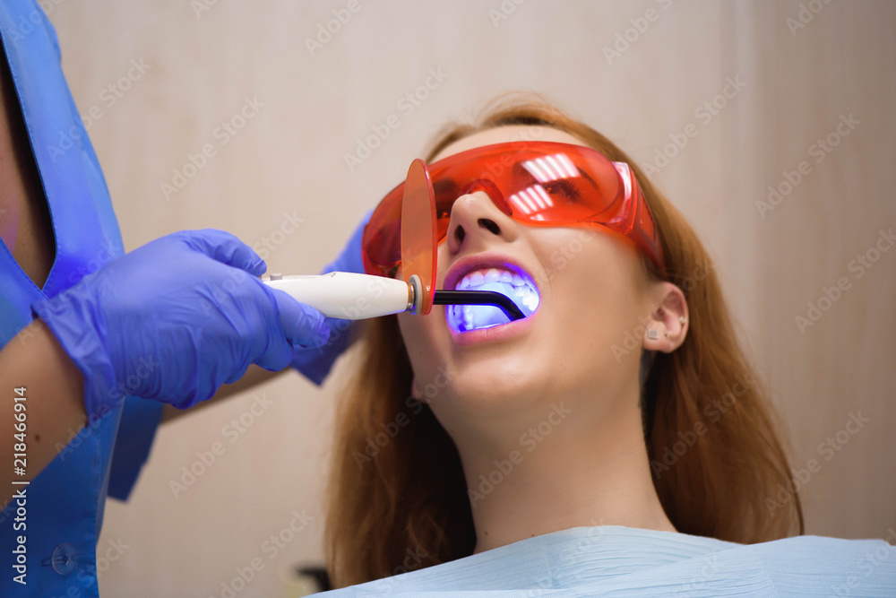 Naklejka premium female dentists treating patient