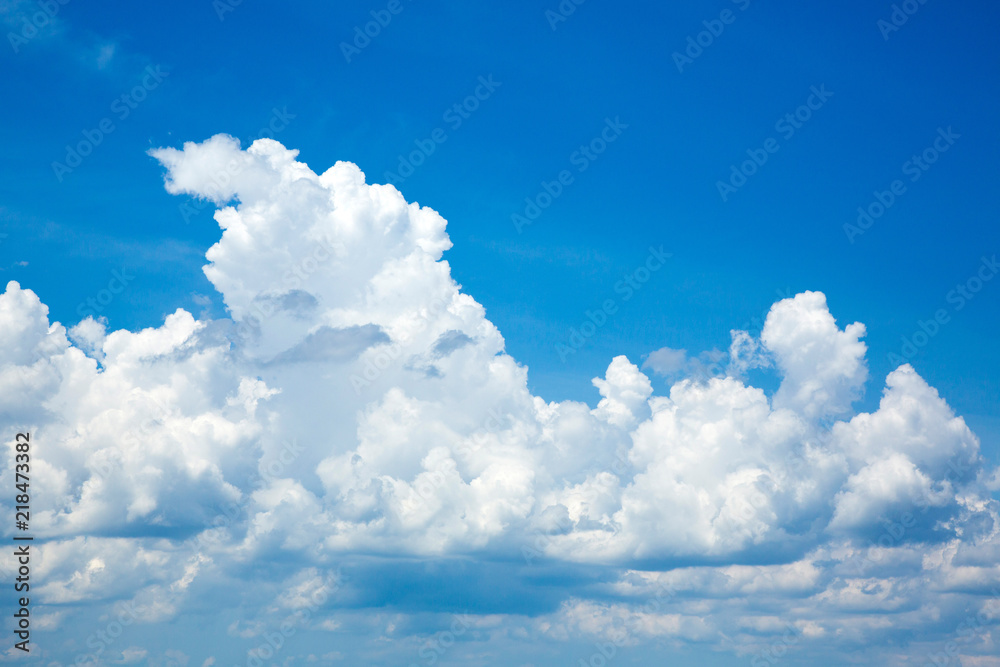 見上げる猛暑の夏空