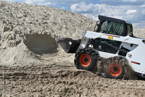 Fotografie skid-steer loader working with sand