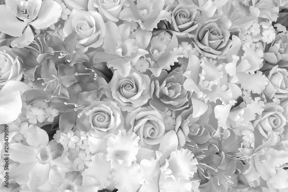 Fototapeta premium Artystyczne tło sztuczne kwiaty z tworzyw sztucznych w fotografii czarno-białej. Sztuczne kwiaty są imitacjami naturalnych roślin zwykle używanych do dekoracji handlowych i mieszkalnych.