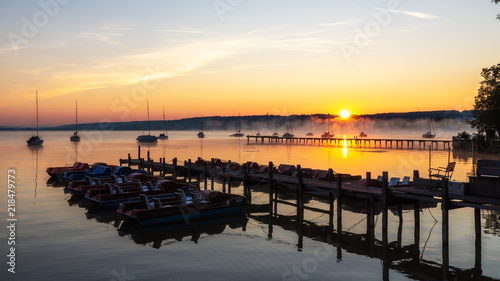 Fototapeta Naklejka Na Ścianę i Meble -  Hafen von Dießen im Sonnenaufgang