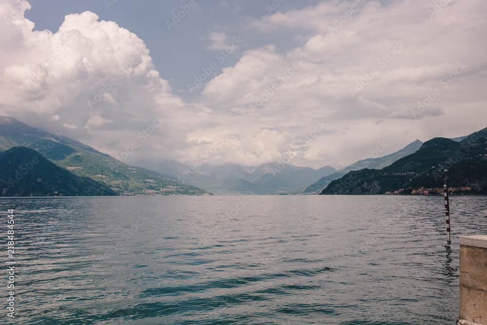 Blick auf Comer See Wunderschöne See Landschaft mit blauem Wasser in Italien