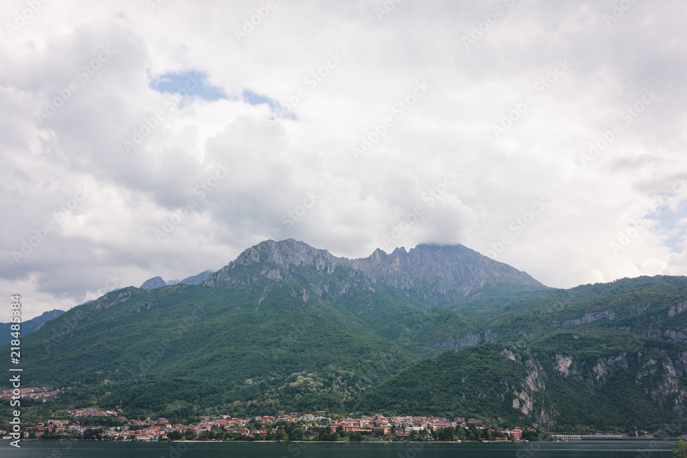 Berglandschaft am Comer See in Norditalien