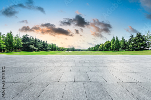 Photo Empty square floor and green forest natural landscape at dusk