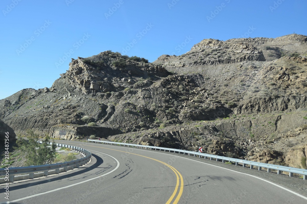 Naklejka premium Kurvige Straße in den Bergen von San Juan/Argentinien