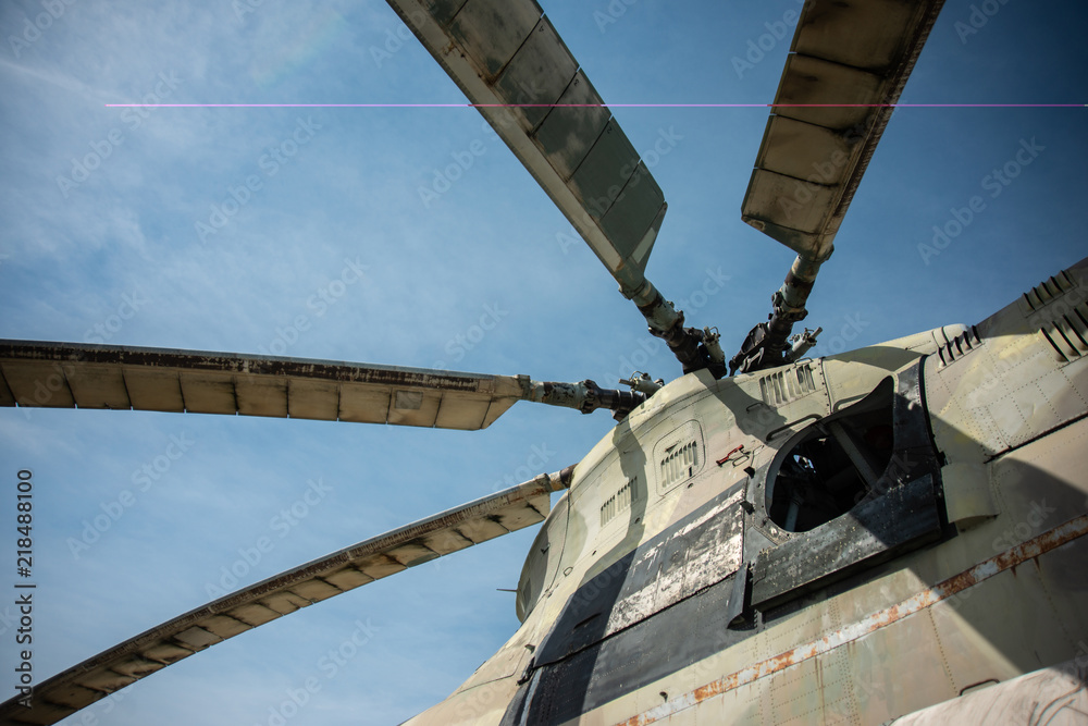 Obraz premium Close-up view of the main rotor of a military helicopter