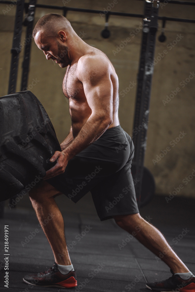 Obraz premium young ambitious man is keen on bodybuilding.guy likes sport, fitness. motivation concept