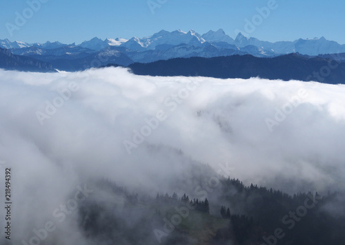 Berner Alpen: Eiger, Mönch und Jungfrau ragen aus dem Nebel