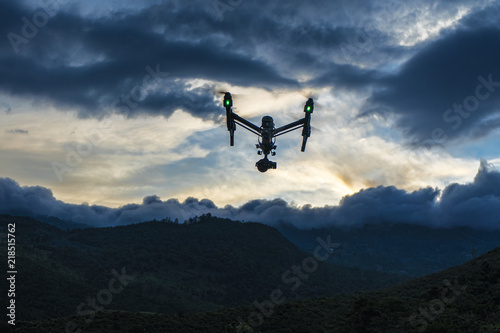 Drone UAV volando al atardecer