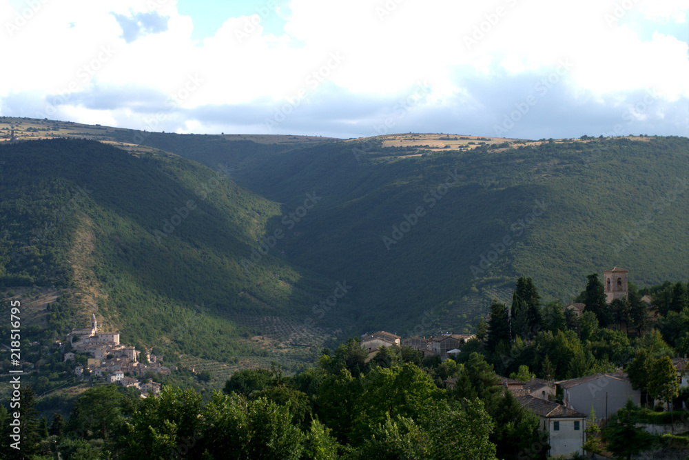 Fototapeta premium village,hill,panorama,italy,summer,landscape,nature,view,forest,summer,green,clouds,horizon,valley,panoramic