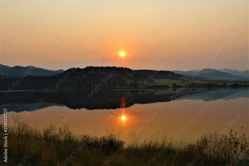 Fototapeta premium Morning sunrise Montana mountains mirroring in the lake 