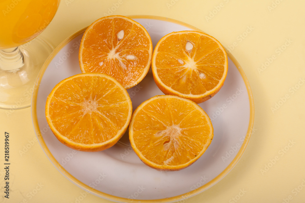 suco de laranja com laranjas cortadas suco de laranja com laranjas cortadas