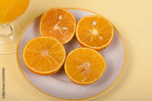 suco de laranja com laranjas cortadas