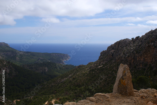 Vista de valles costeros de Sant Elm y mar Mediterráneo en horizonte, desde Pass Coll de ses Ànimes de excursión de La Trapa, Sierra de Tramuntana, en isla de Mallorca, Islas Baleares.