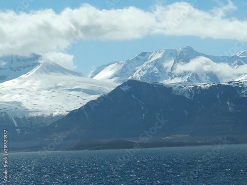 Fjord mit schneebedeckten Bergen