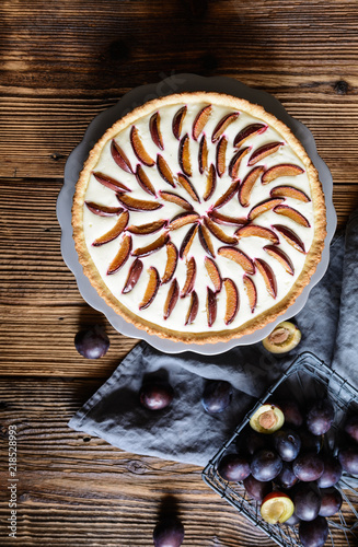 Fruit tart filled with plums and vanilla cream cheese