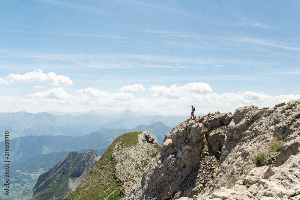  Hombre de pie en la cima de una montaña con una hermosa vista panorámica