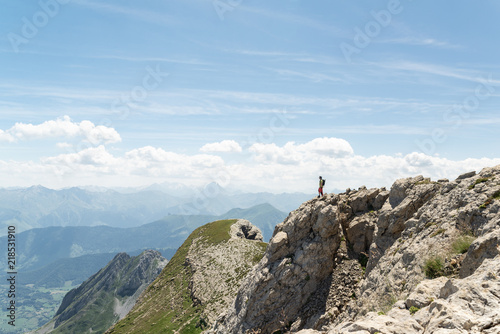  Hombre de pie en la cima de una montaña con una hermosa vista panorámica