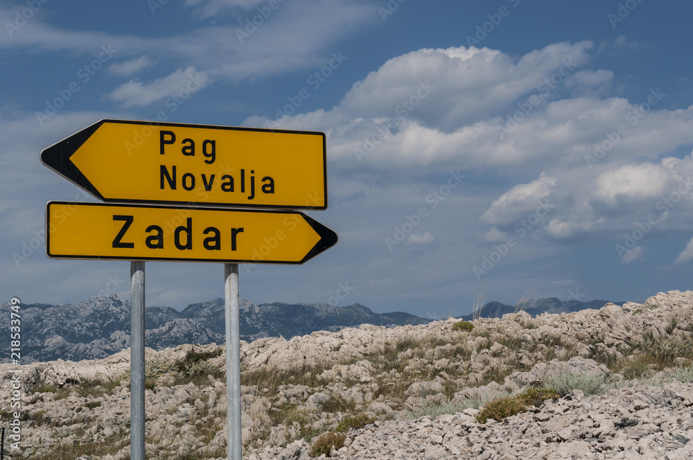 Foto Stock Croazia: cartelli stradali per indicare Zara e l'isola di Pago  nel mare Adriatico del nord | Adobe Stock