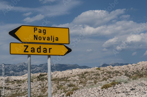 Croazia: cartelli stradali per indicare Zara e l'isola di Pago nel mare Adriatico del nord