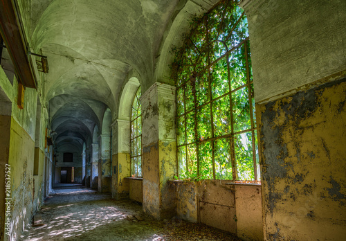 Alte verlassene Psychiatrische Klinik in Italien photo