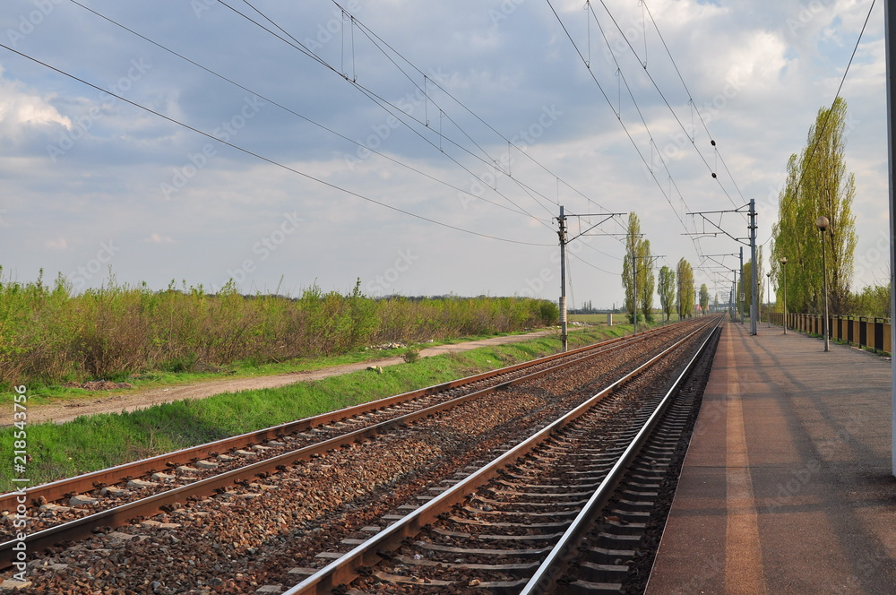 rails et quai de petite gare de campagne après un orage d'été rails et quai de petite gare de campagne après un orage d'été
