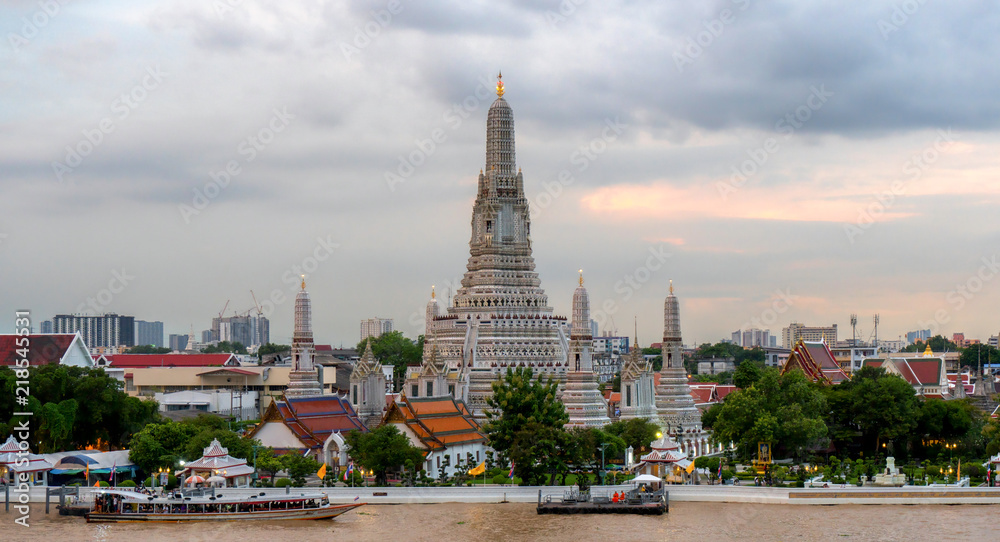 Fototapeta premium Świątynia Wat Arun o zachodzie słońca w Bangkoku w Tajlandii. Wat Arun to świątynia buddyjska w dzielnicy Bangkok Yai w Bangkoku w Tajlandii, Wat Arun jest jednym z najbardziej znanych zabytków Tajlandii
