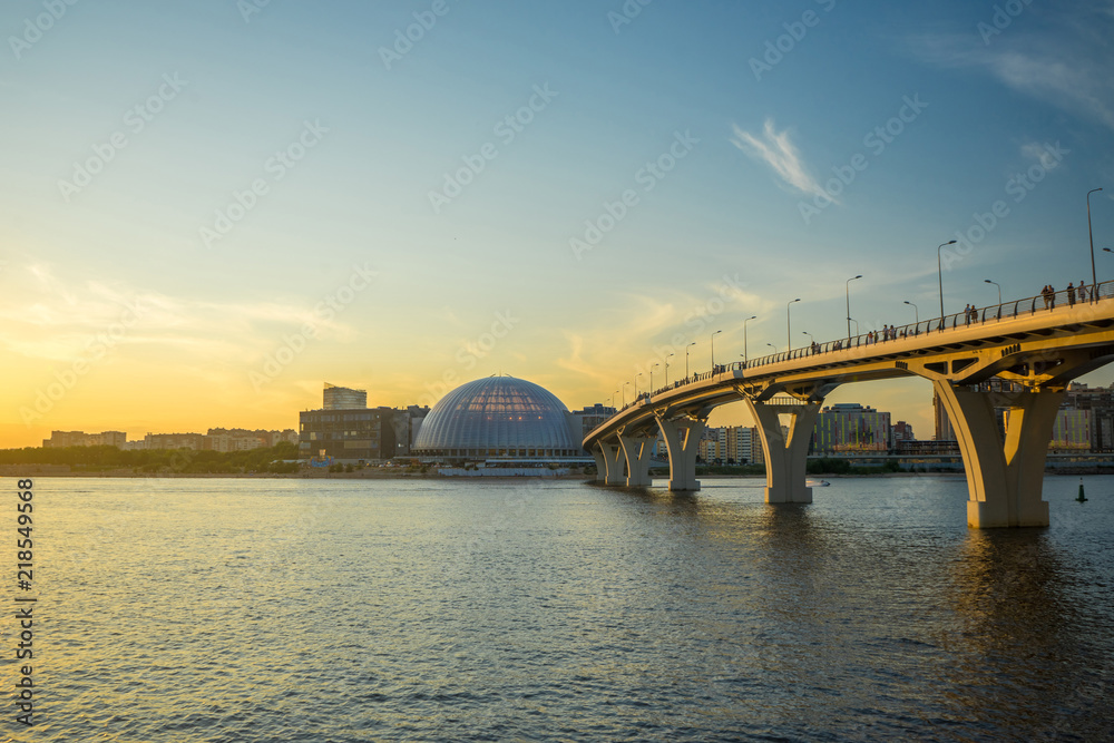 Naklejka premium Most Jachtowy i park wodny w Sankt Petersburgu. Rosja