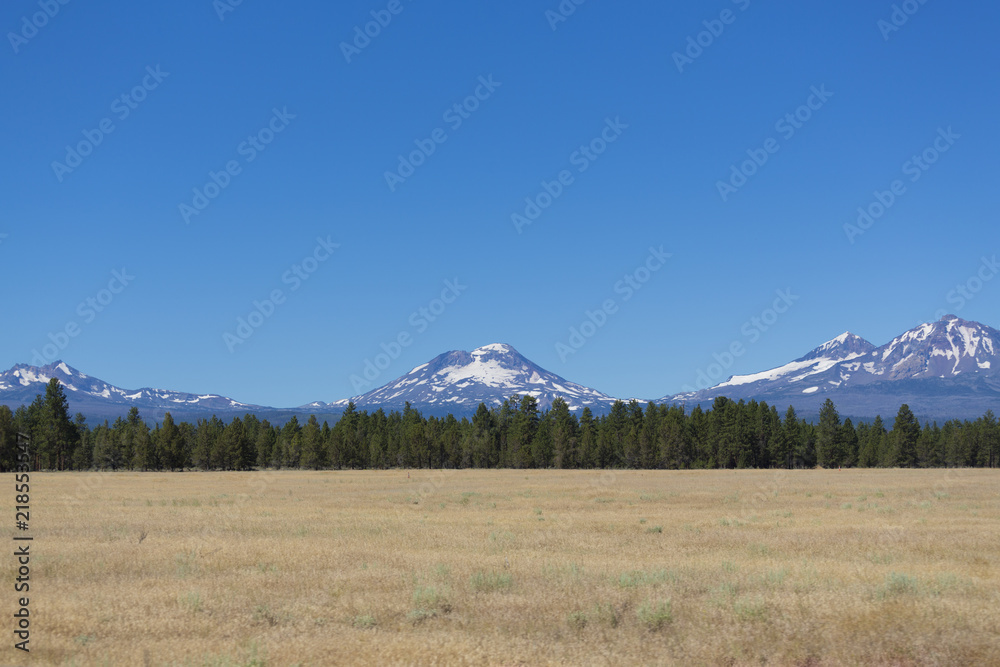 Fototapeta premium view of sisters mountain range in oregon