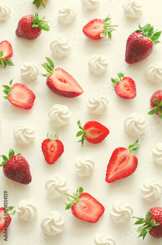 Fototapeta Naklejka Na Ścianę i Meble -  Pattern with strawberries and meringues on white background