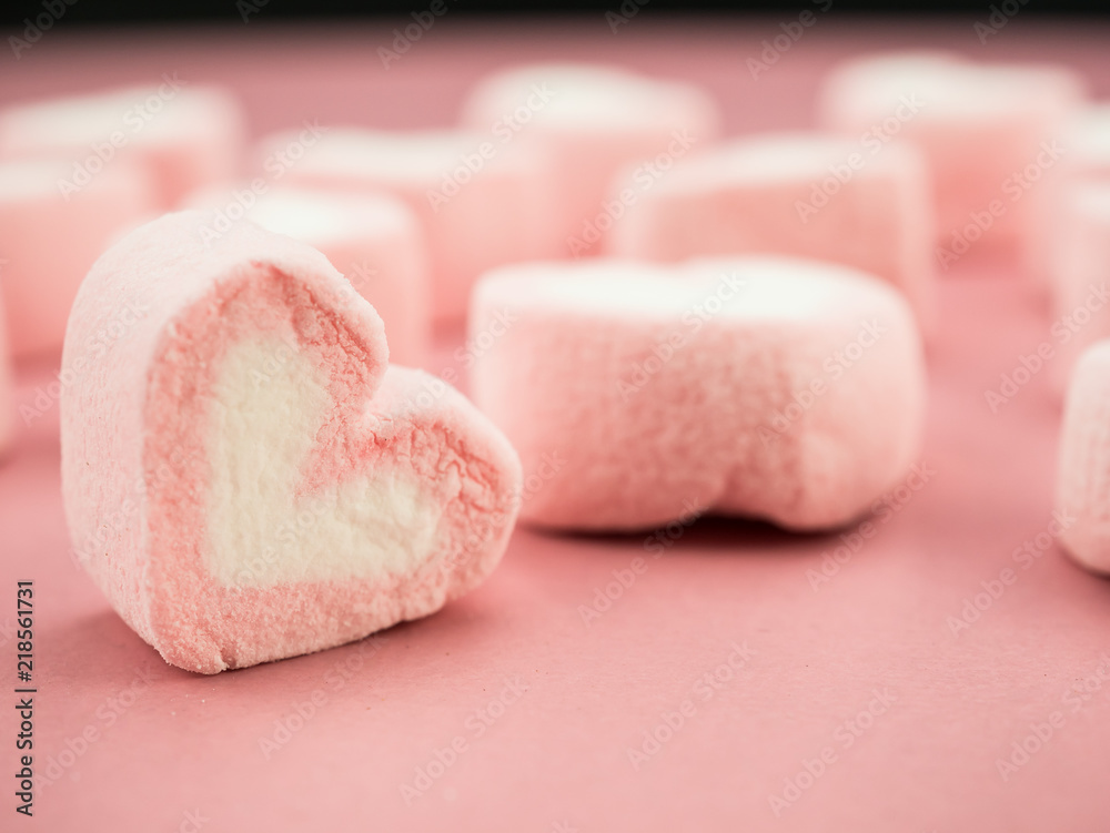 Obraz premium dessert heart on pink background