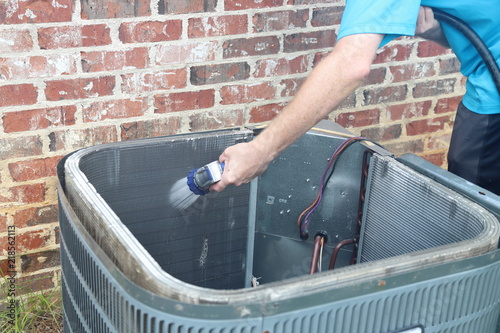 Konstfotografi Hand cleaning air conditioner condenser coils
